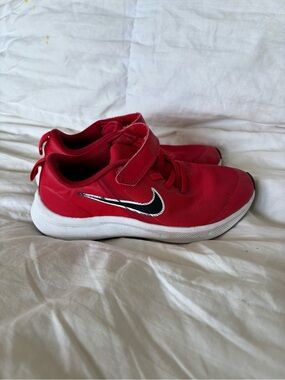 Nike Boys size 2 Star Runner red shoes
